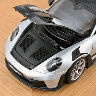 Porsche 911 GT3 RS 2022 Weissach Pack GT-Silvermetallic Norev 1:18 Metallmodell